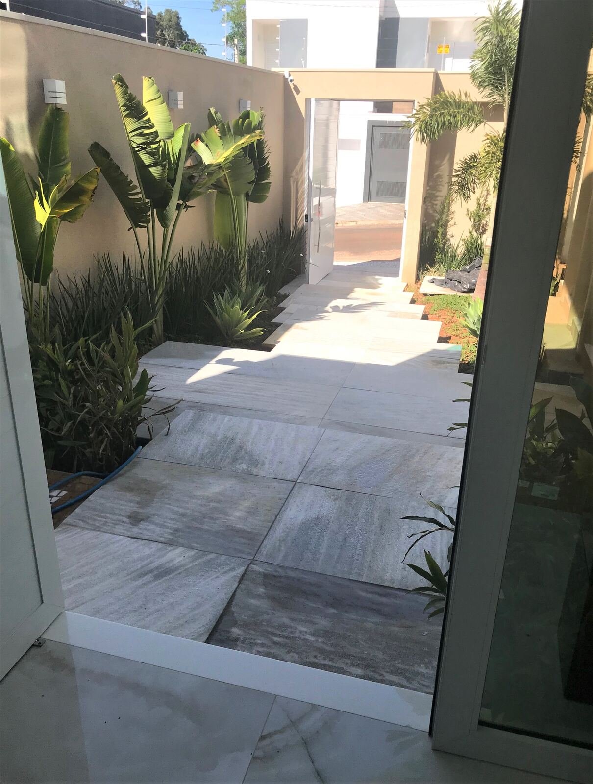 Casa MG — Adamantina: corredor lateral — projeto de arquitetura residencial