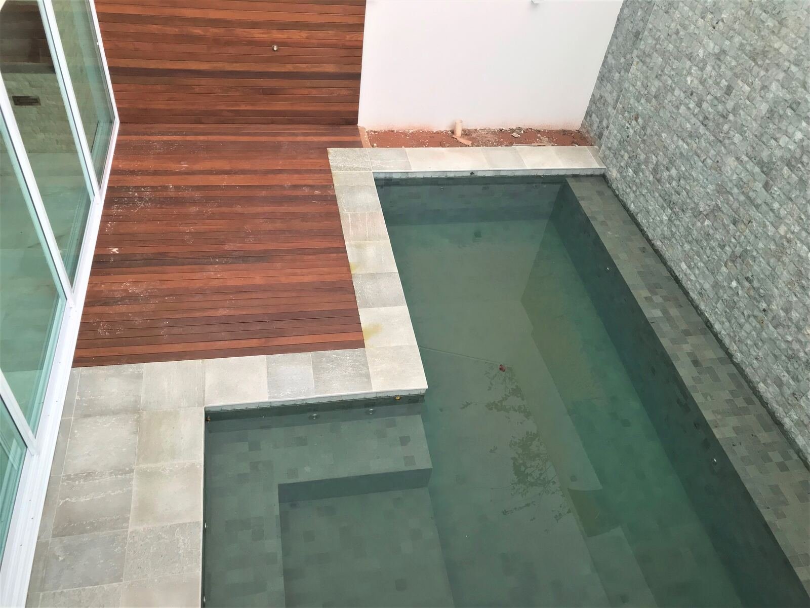 Casa MG — Adamantina: deck madeira piscina — projeto de arquitetura residencial