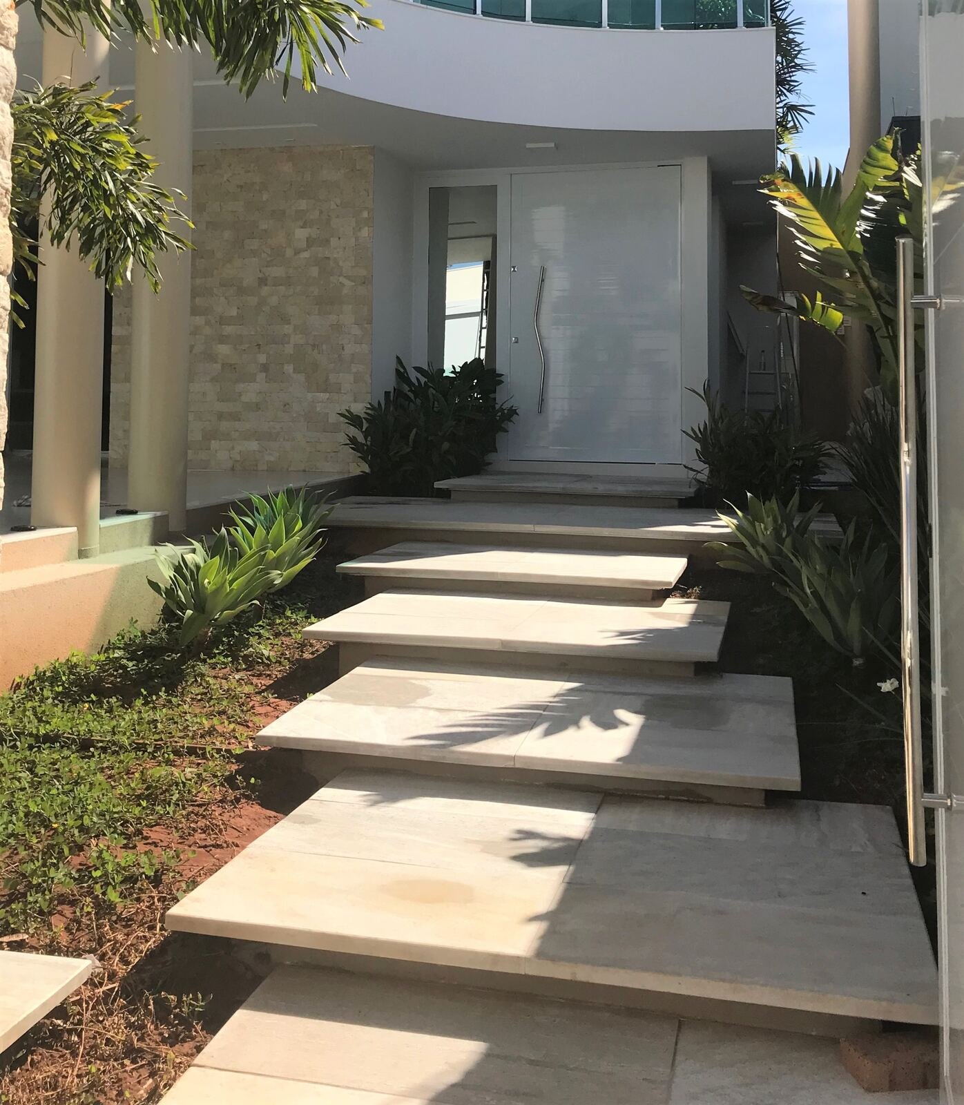Casa MG — Adamantina: entrada fachada — projeto de arquitetura residencial