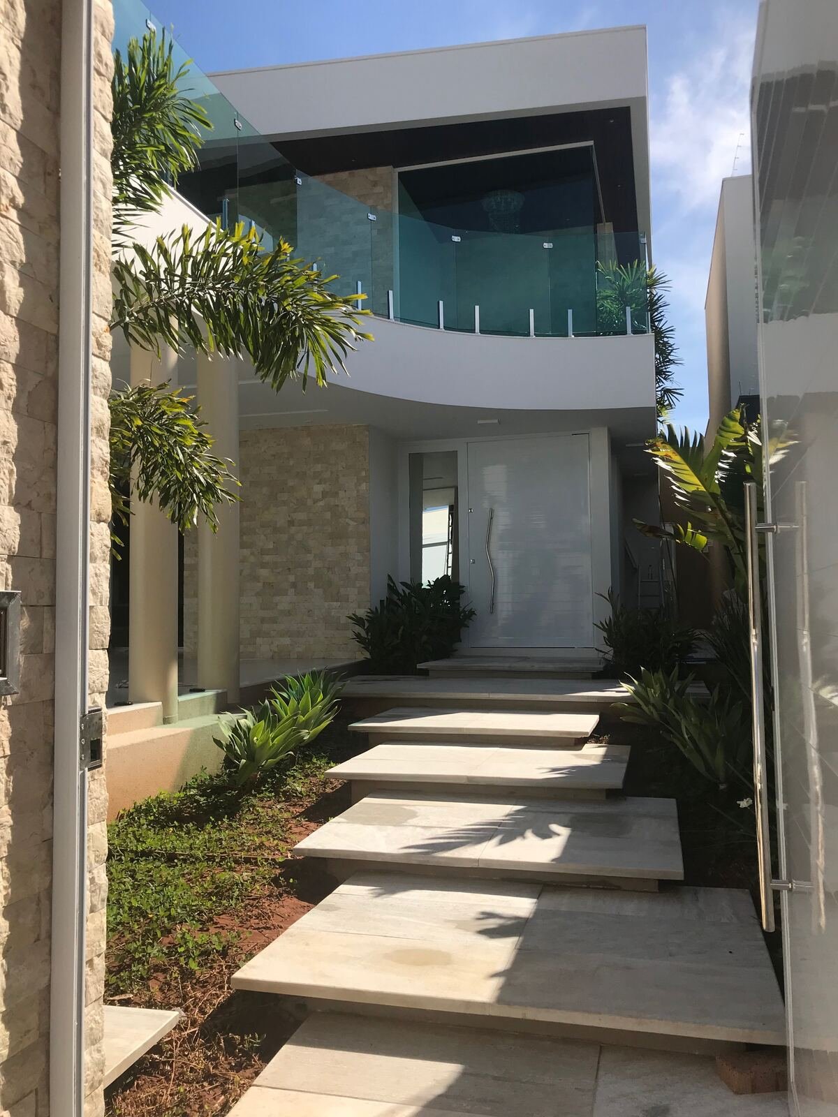 Casa MG — Adamantina: fachada sacada vidro — projeto de arquitetura residencial
