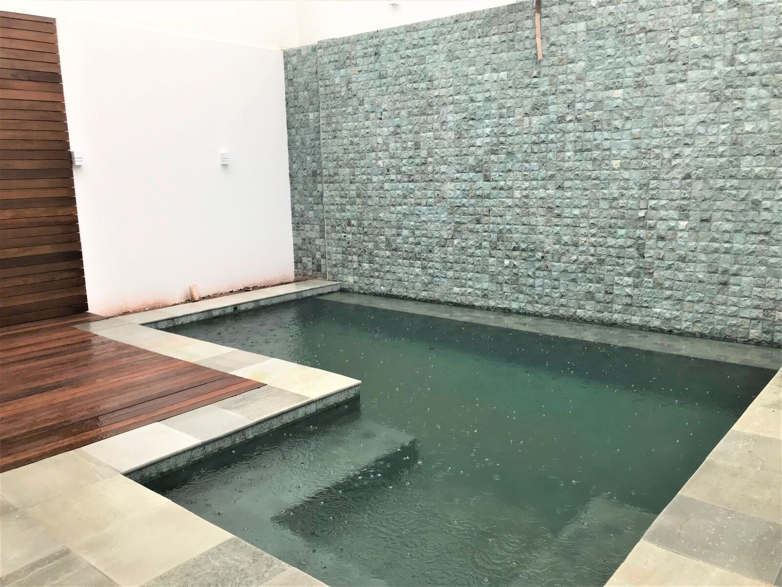 Casa MG — Adamantina: piscina revestimento pedra — projeto de arquitetura residencial