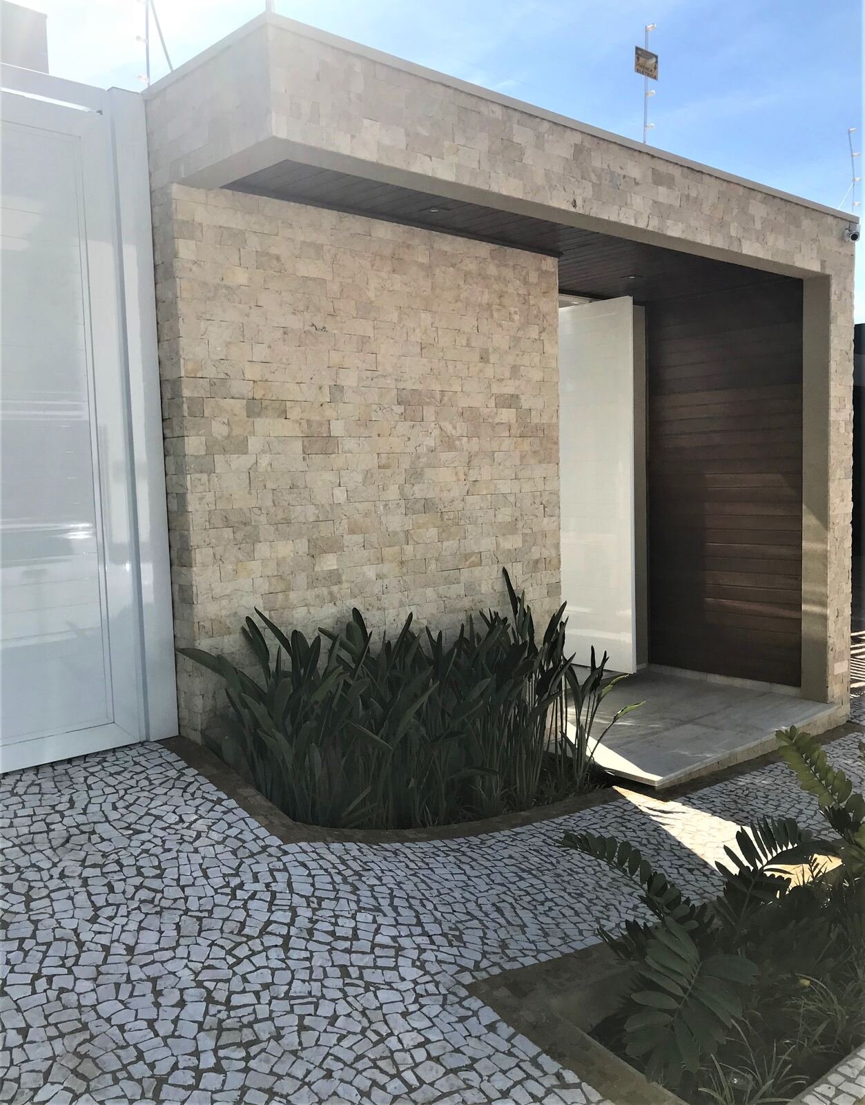 Casa MG — Adamantina: porta entrada revestimento pedra — projeto de arquitetura residencial