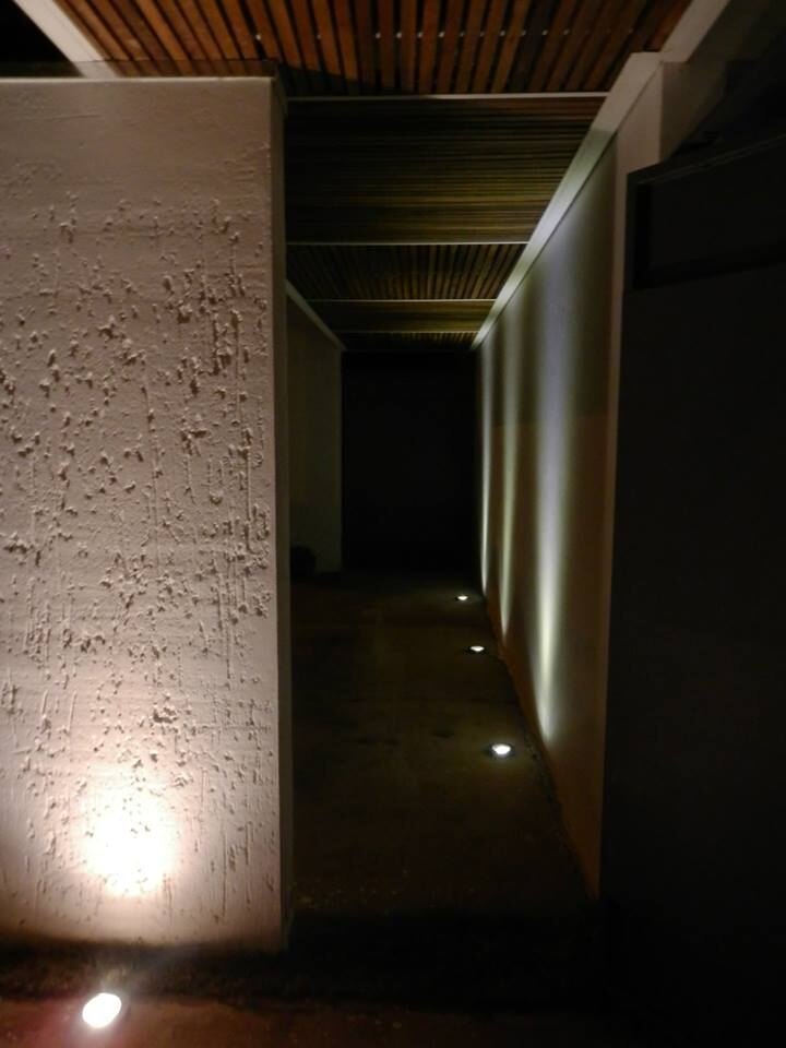 Casa MJ — Adamantina: corredor teto madeira noturna — projeto de arquitetura residencial