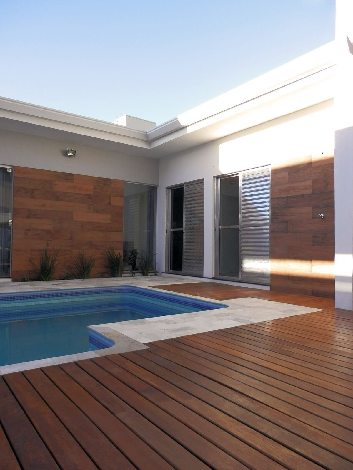 Casa MJ — Adamantina: deck madeira piscina — projeto de arquitetura residencial