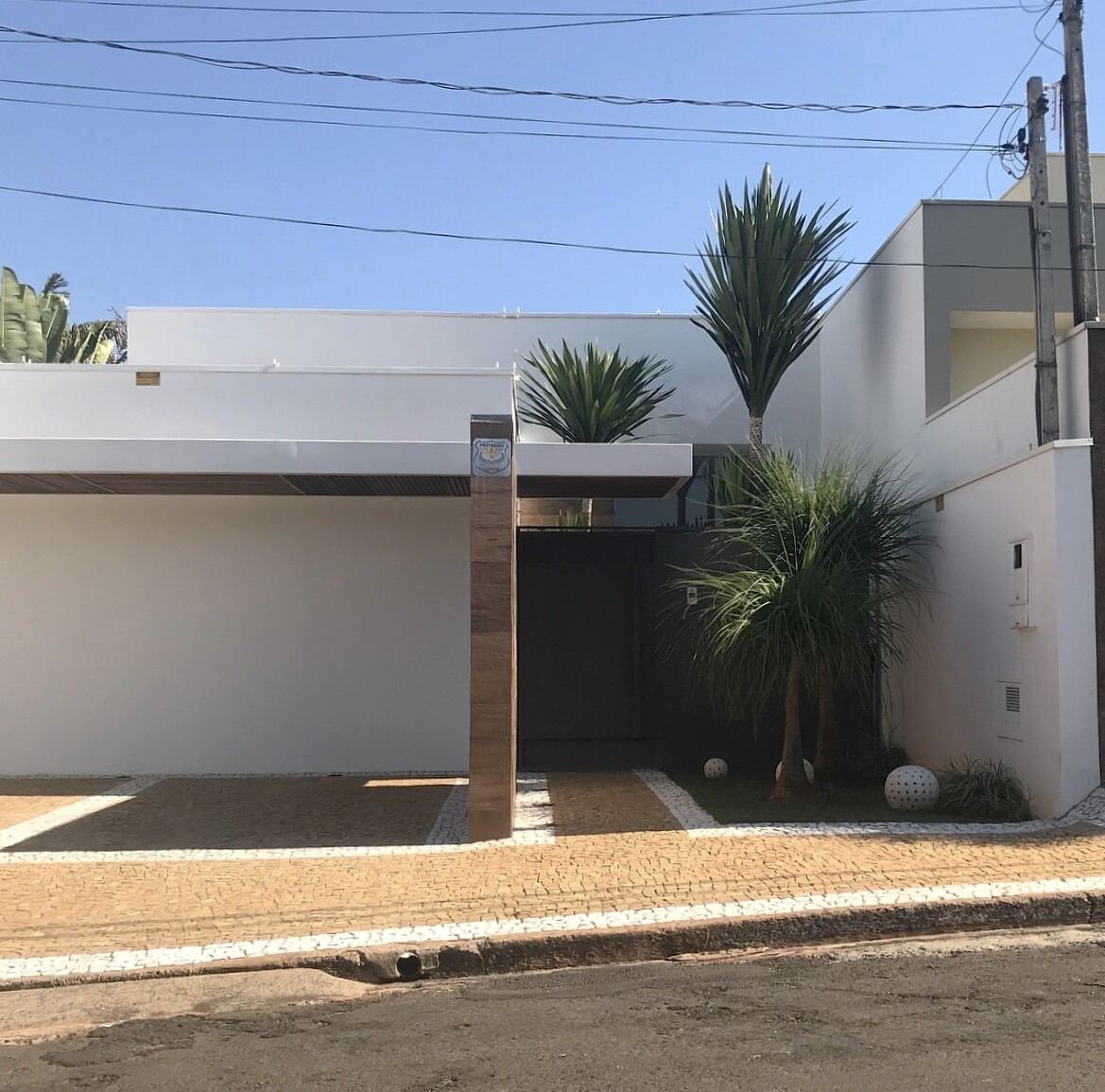 Casa MJ — Adamantina: fachada lateral real — projeto de arquitetura residencial