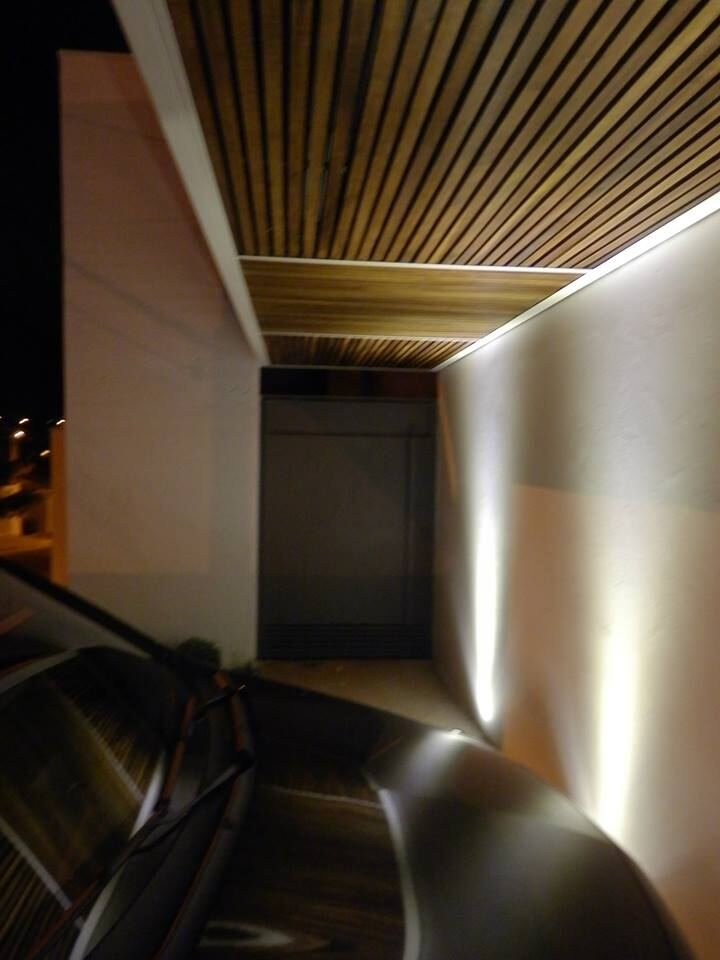 Casa MJ — Adamantina: garagem noturna — projeto de arquitetura residencial