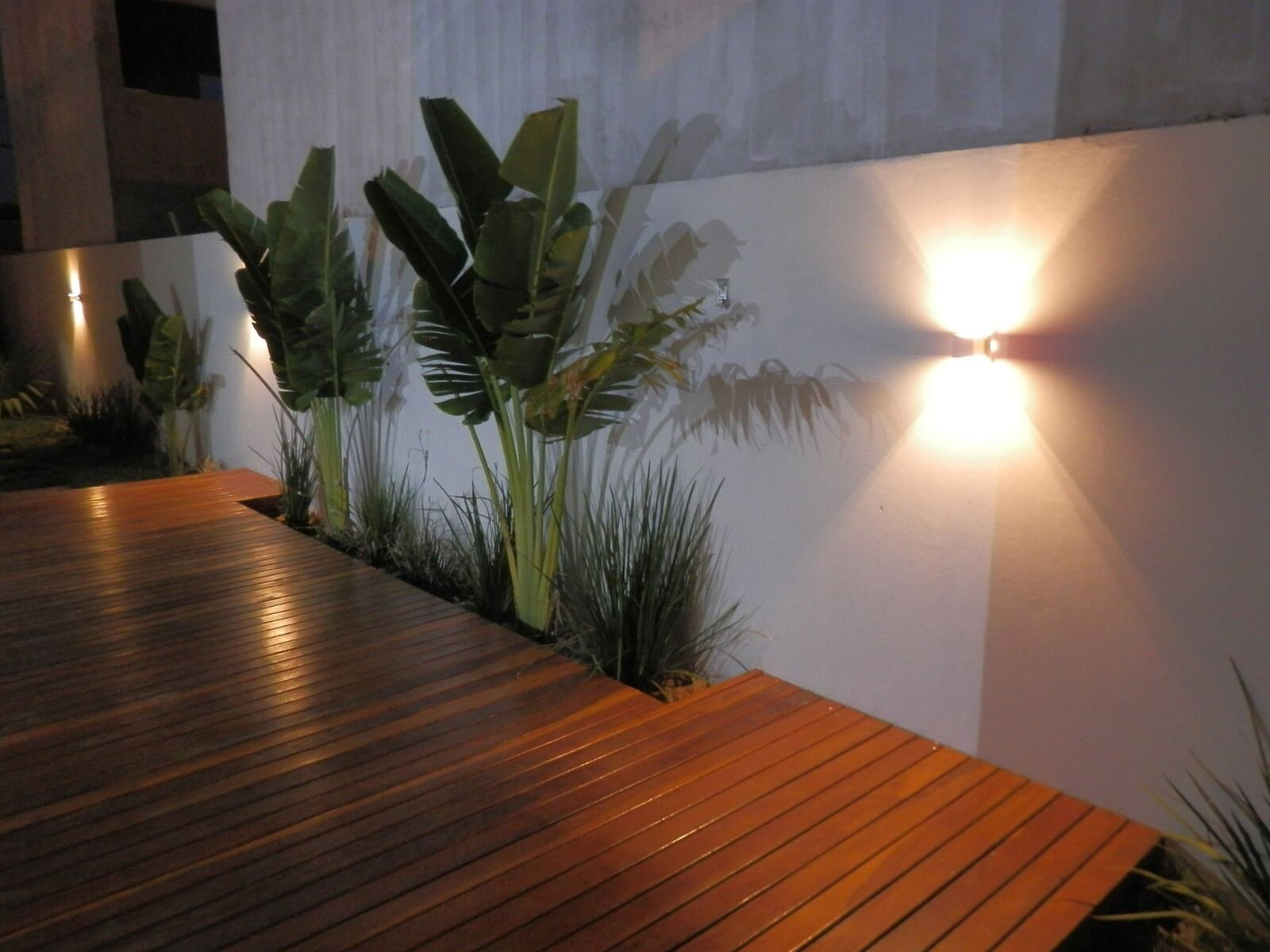 Casa MJ — Adamantina: jardim iluminacao noturna — projeto de arquitetura residencial