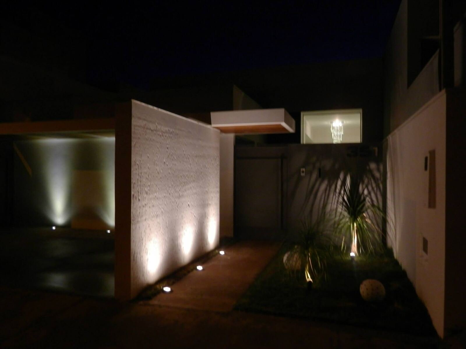 Casa MJ — Adamantina: muro pedra noturna — projeto de arquitetura residencial