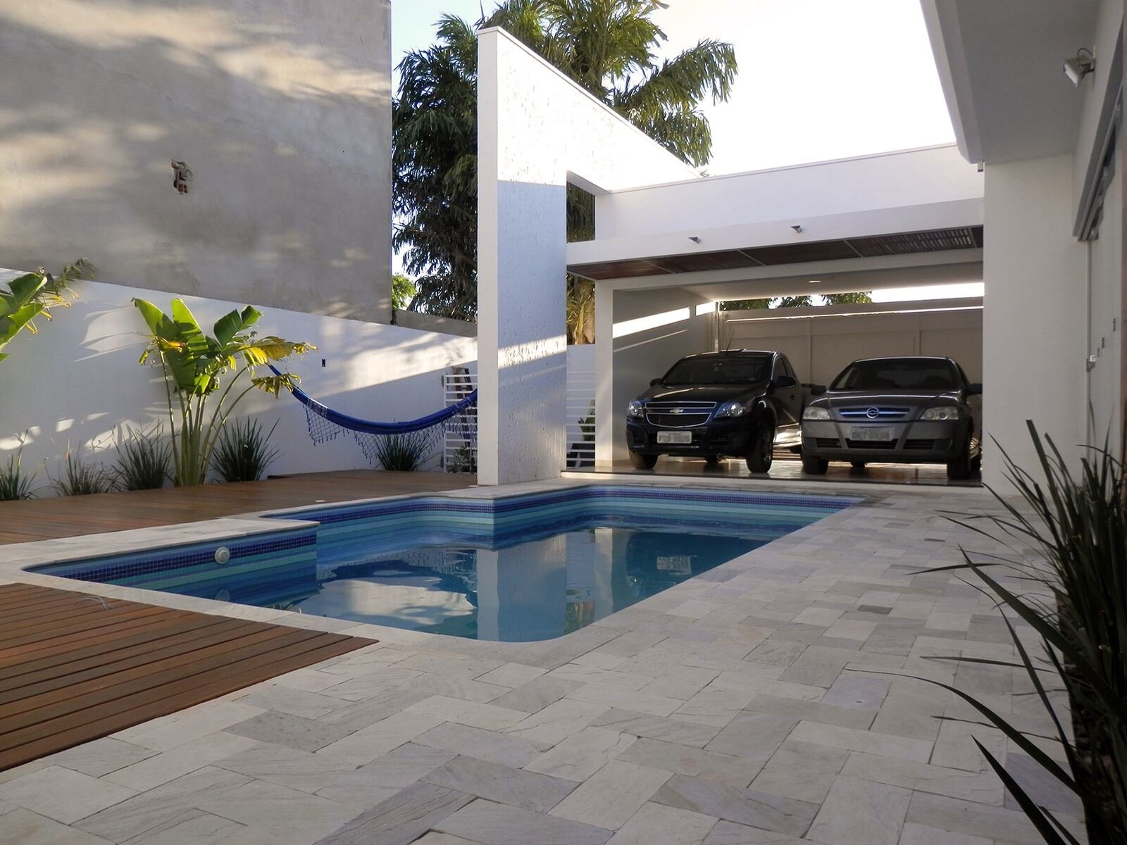 Casa MJ — Adamantina: piscina garagem dia — projeto de arquitetura residencial