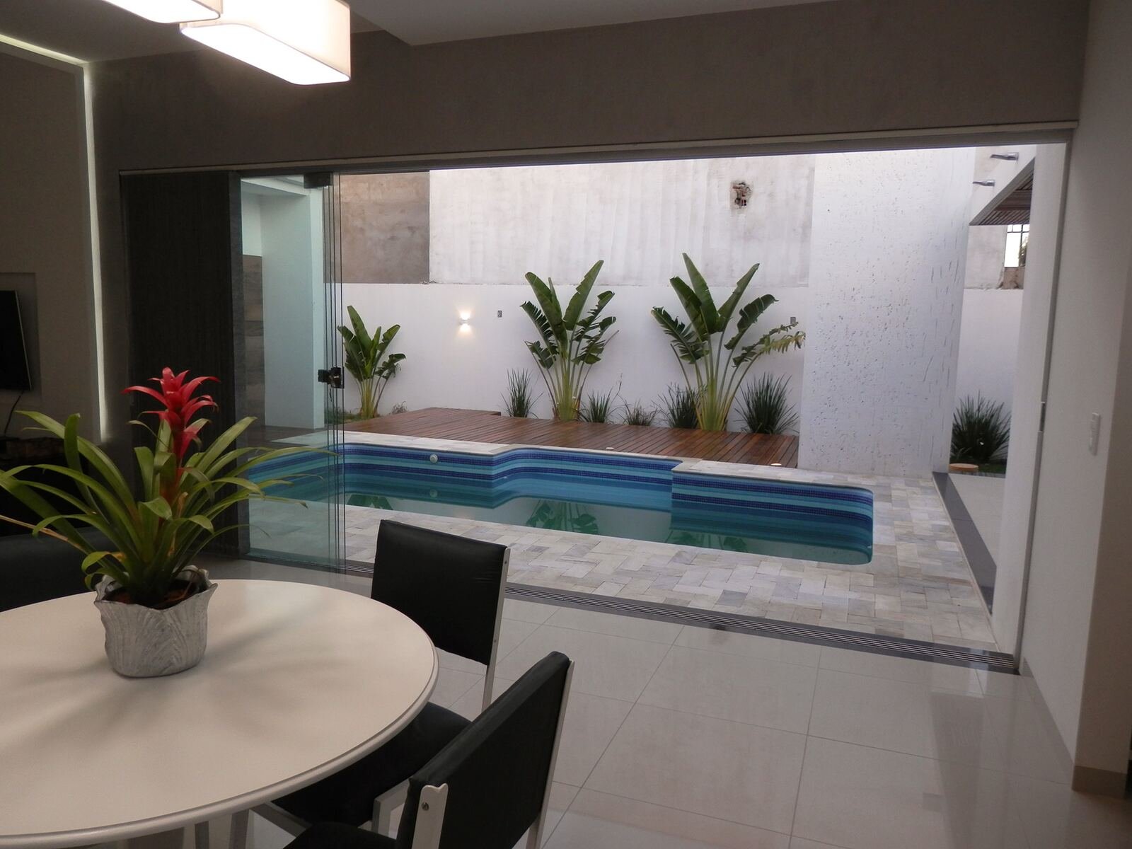 Casa MJ — Adamantina: sala integrada piscina — projeto de arquitetura residencial