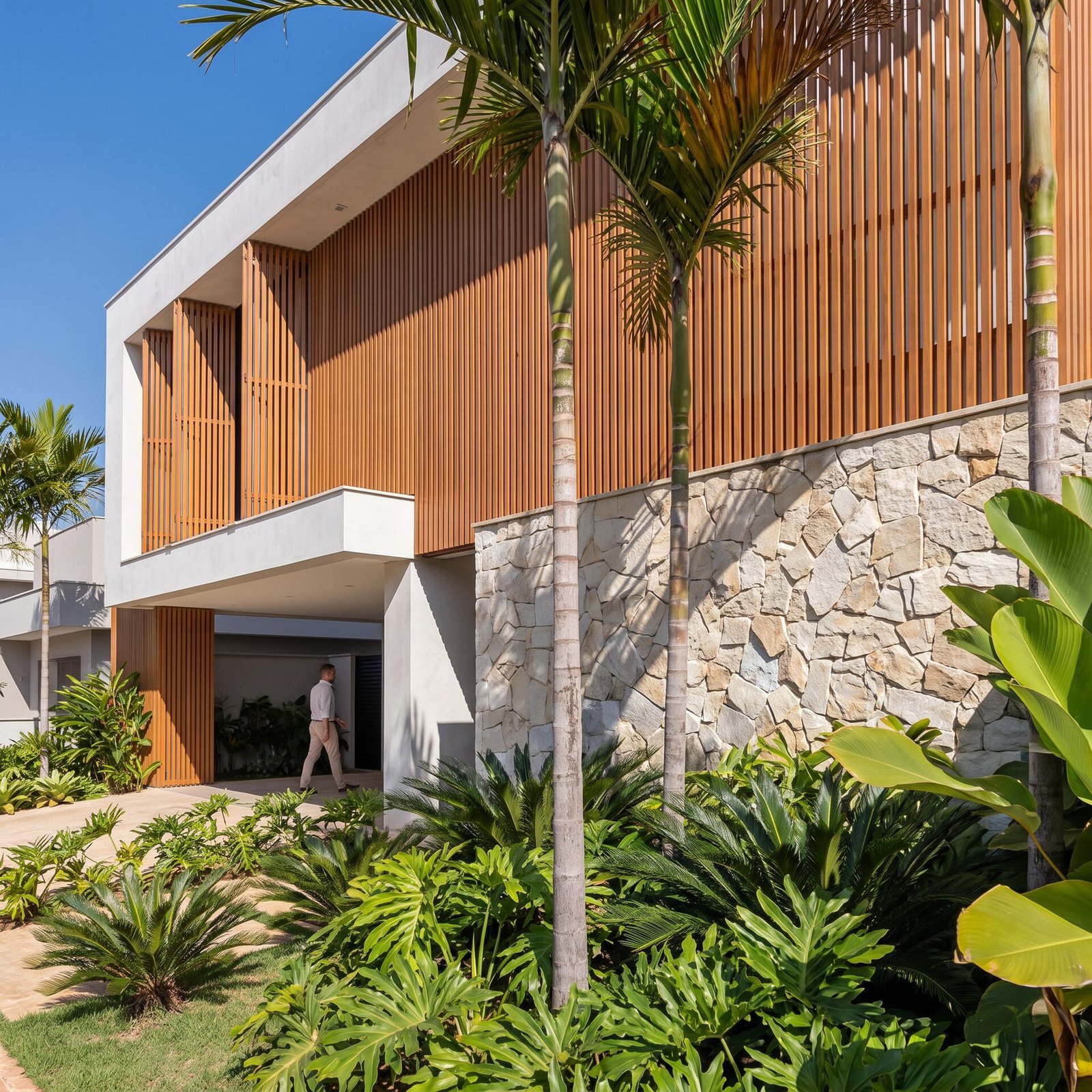 Casa NL — Adamantina: passagem coberta palmeiras — projeto de arquitetura residencial