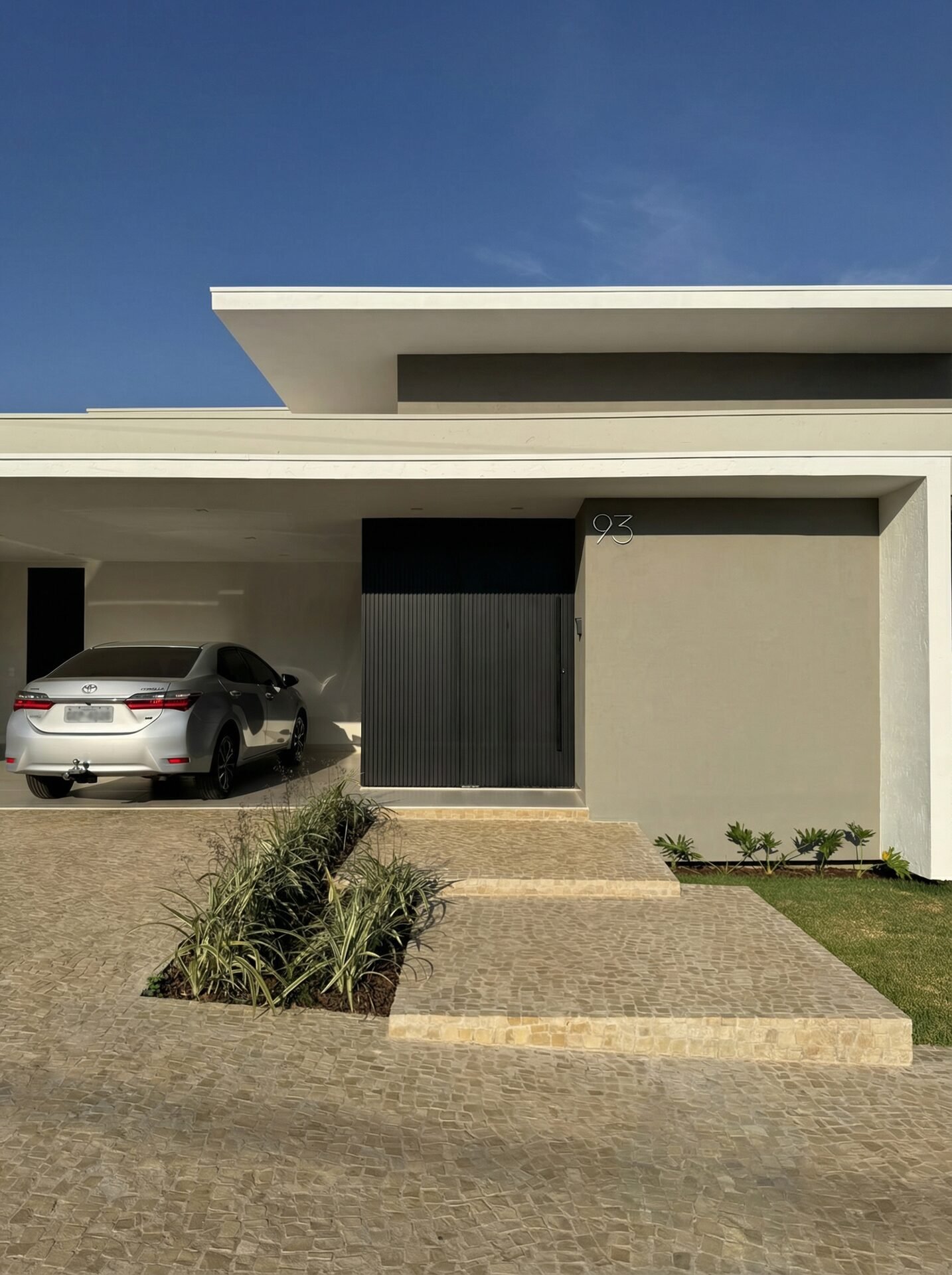 Casa RM — Adamantina: fachada entrada real — projeto de arquitetura residencial
