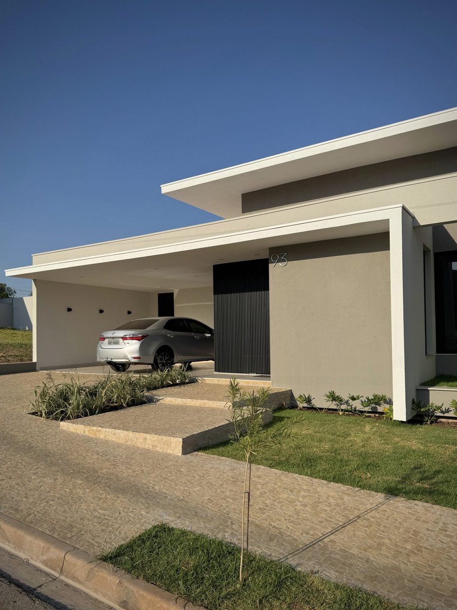 Casa RM em Adamantina, 2025 — projeto de arquitetura residencial, fachada moderna com marquise em balanço