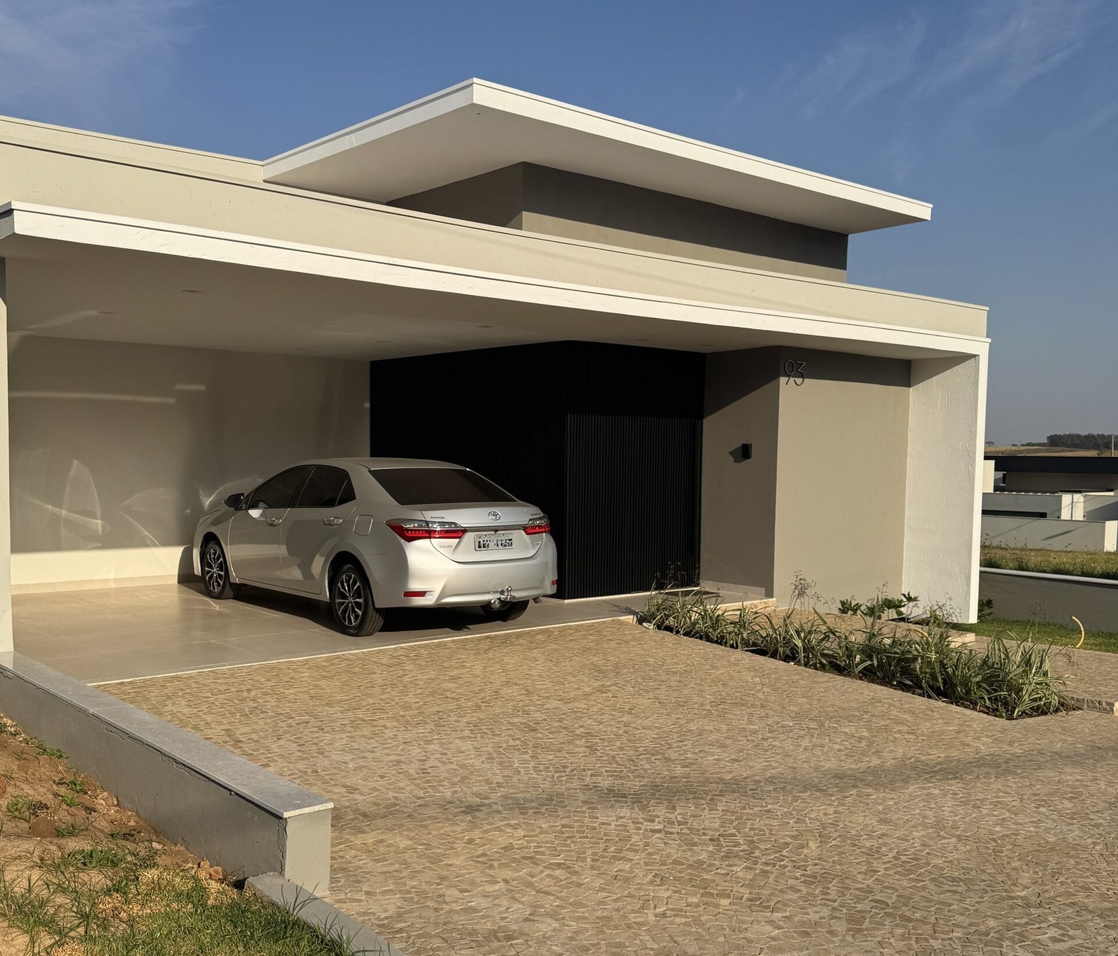 Casa RM — Adamantina: garagem carro real — projeto de arquitetura residencial