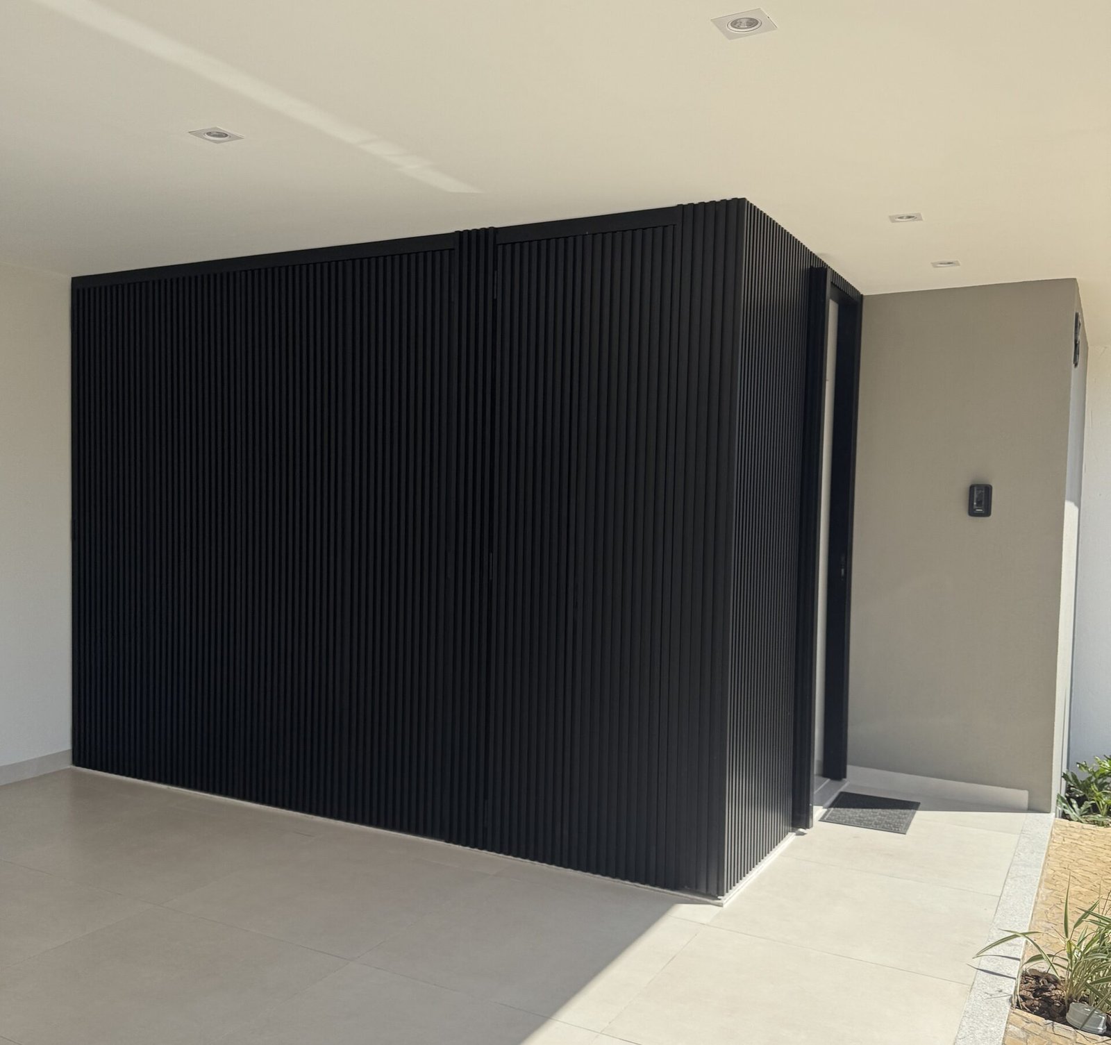 Casa RM — Adamantina: parede ripada entrada real — projeto de arquitetura residencial