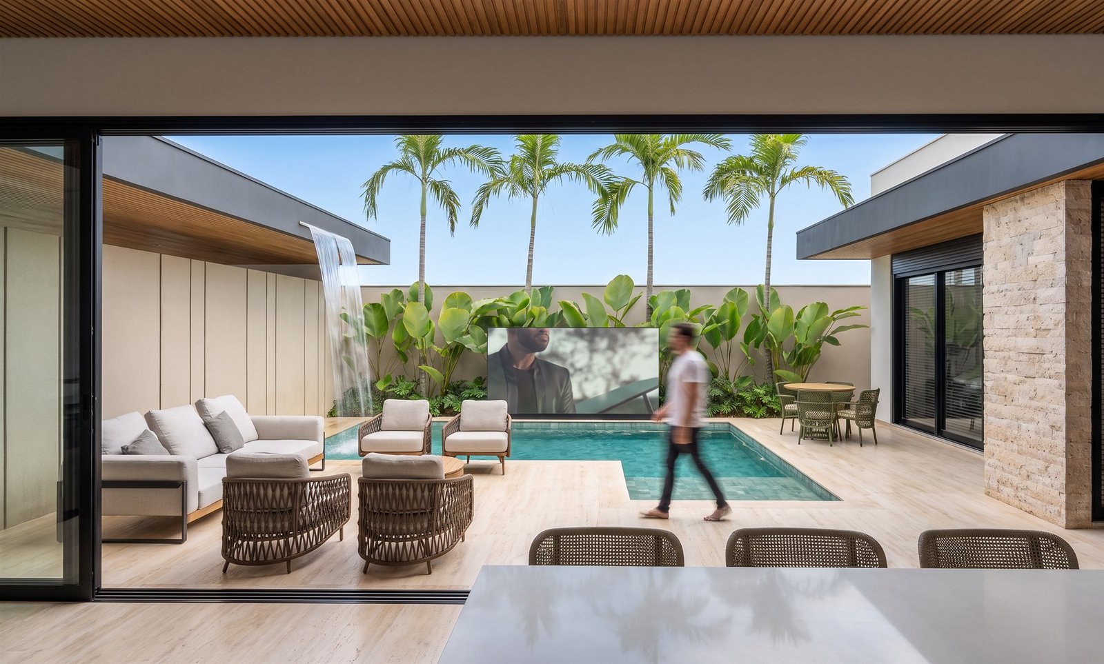 Casa RP — Adamantina: vista interna para a piscina — projeto de arquitetura residencial