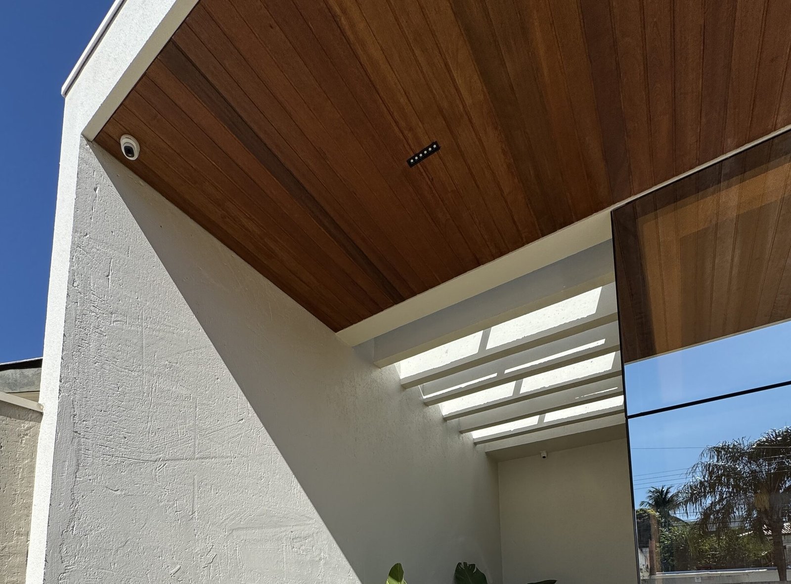 Clínica Integrata — Adamantina: detalhe da cobertura com claraboias — projeto de arquitetura comercial