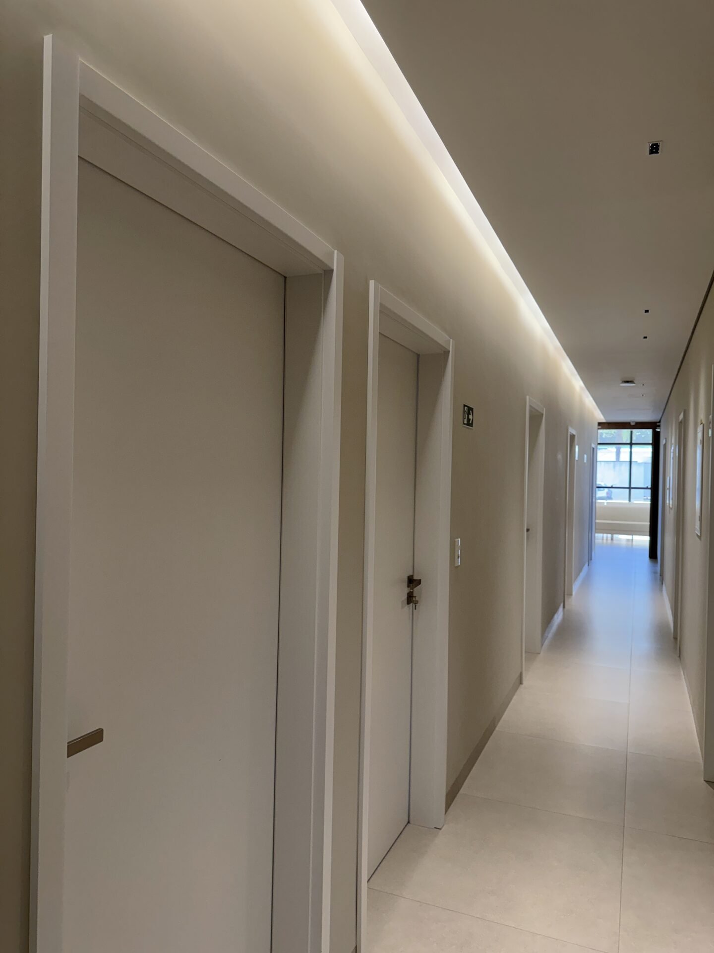 Clínica Integrata — Adamantina: detalhe do corredor de acesso às salas — projeto de arquitetura comercial