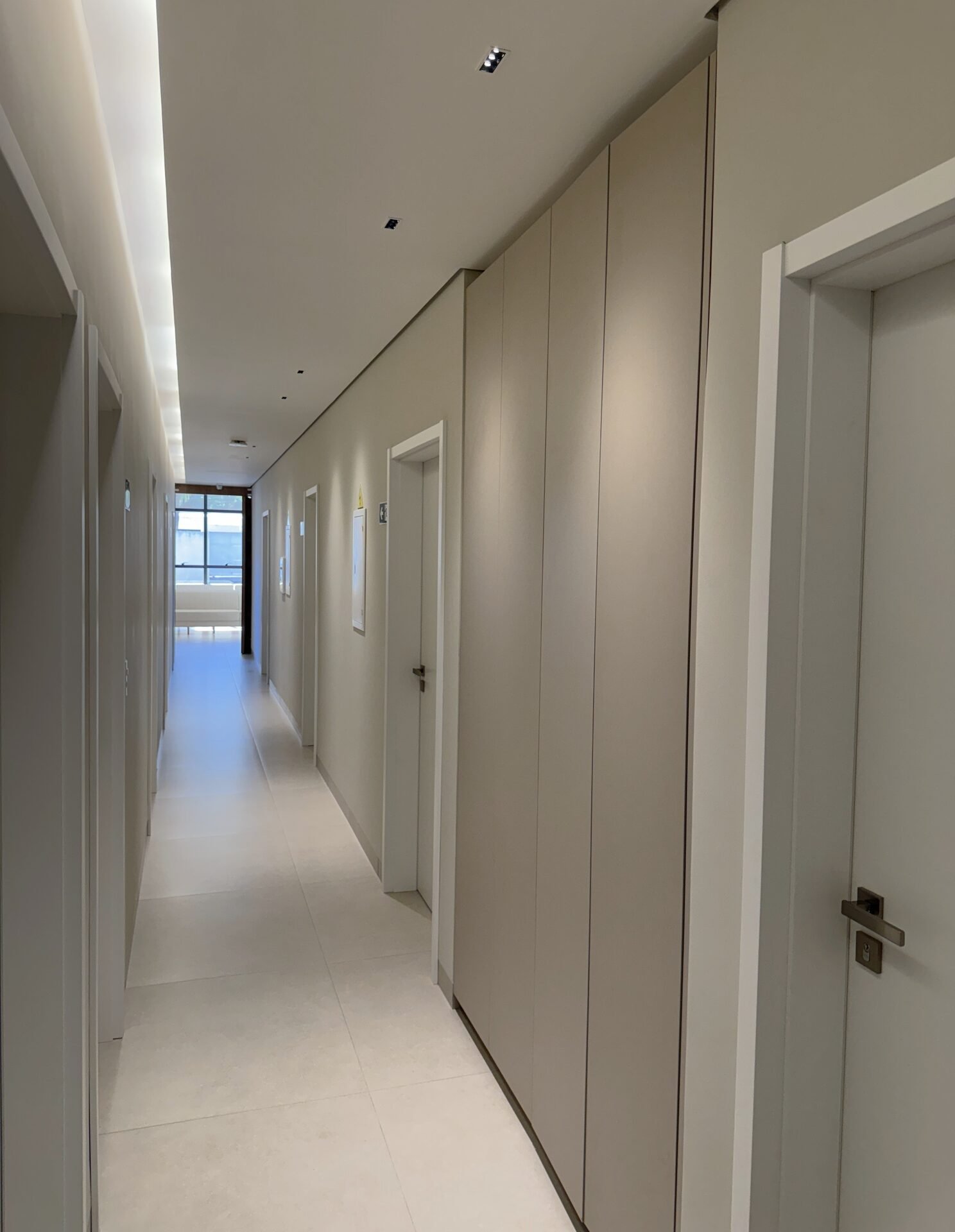 Clínica Integrata — Adamantina: corredor interno com salas de atendimento — projeto de arquitetura comercial