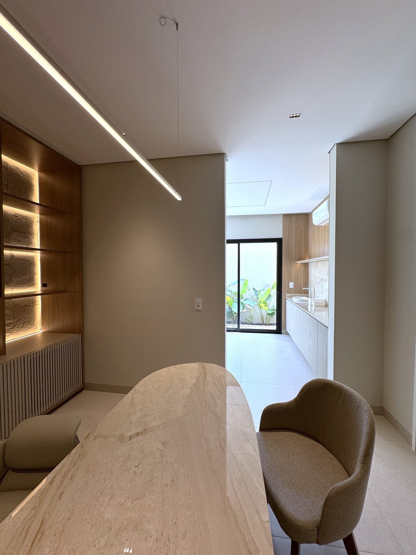 Clínica Integrata — Adamantina: vista do corredor em direção à copa — projeto de arquitetura comercial