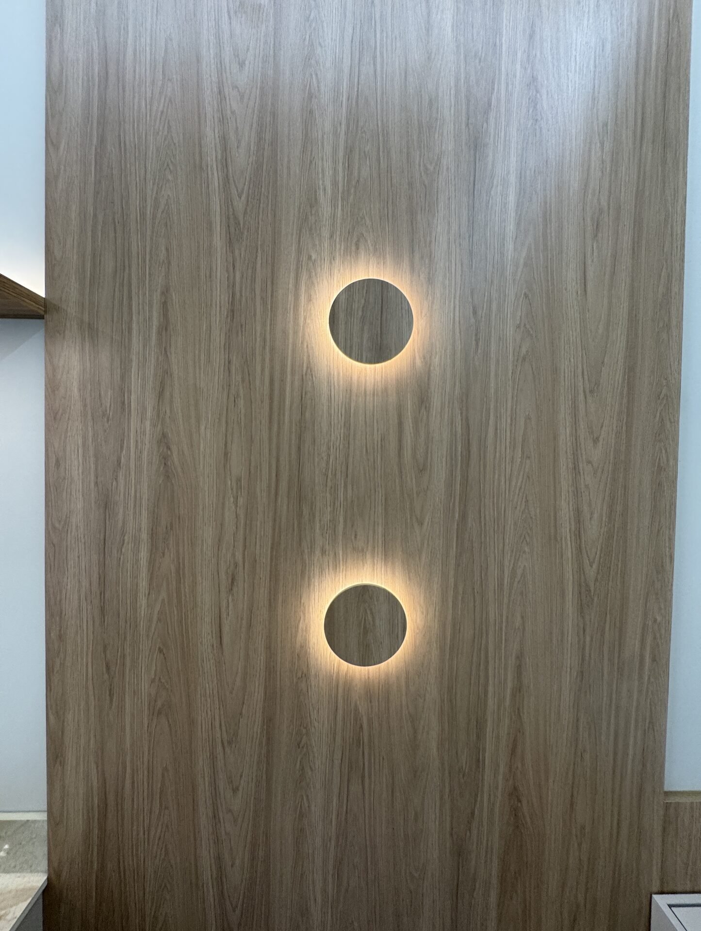 Clínica Integrata — Adamantina: detalhe de iluminação embutida em painel de madeira — projeto de arquitetura comercial