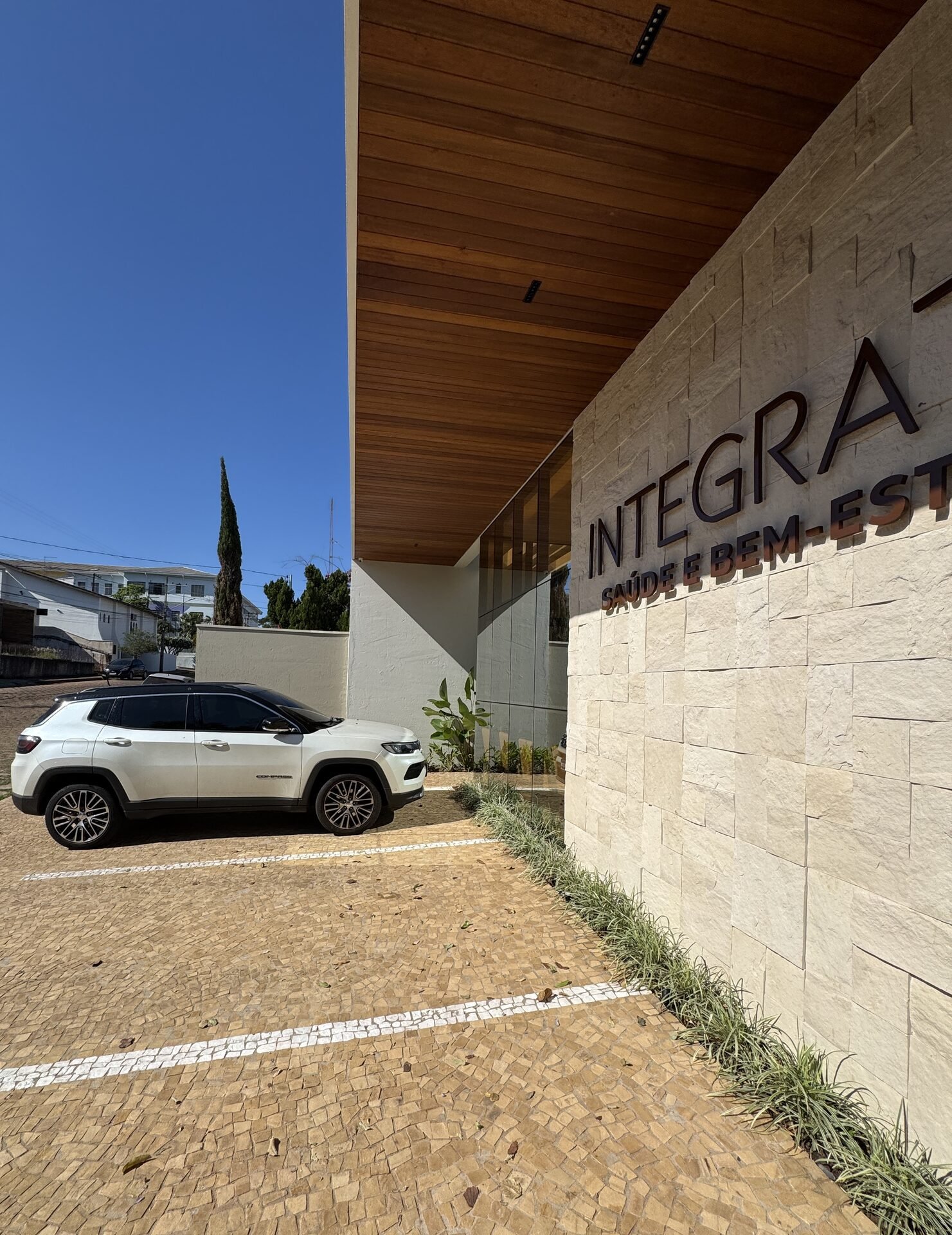 Clínica Integrata — Adamantina: entrada de veículos e vidro em grandes panos — projeto de arquitetura comercial