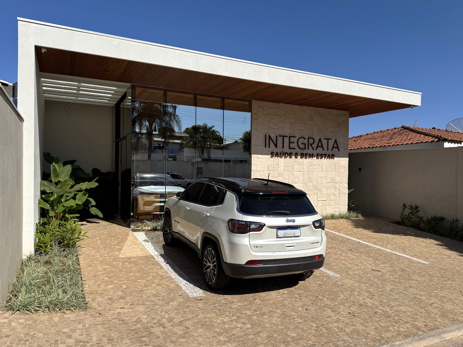 Clínica Integrata — Adamantina: vista frontal da fachada com estacionamento — projeto de arquitetura comercial