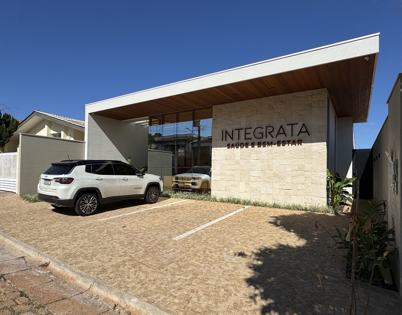 Clínica Integrata — Adamantina: fachada lateral e forro em madeira — projeto de arquitetura comercial
