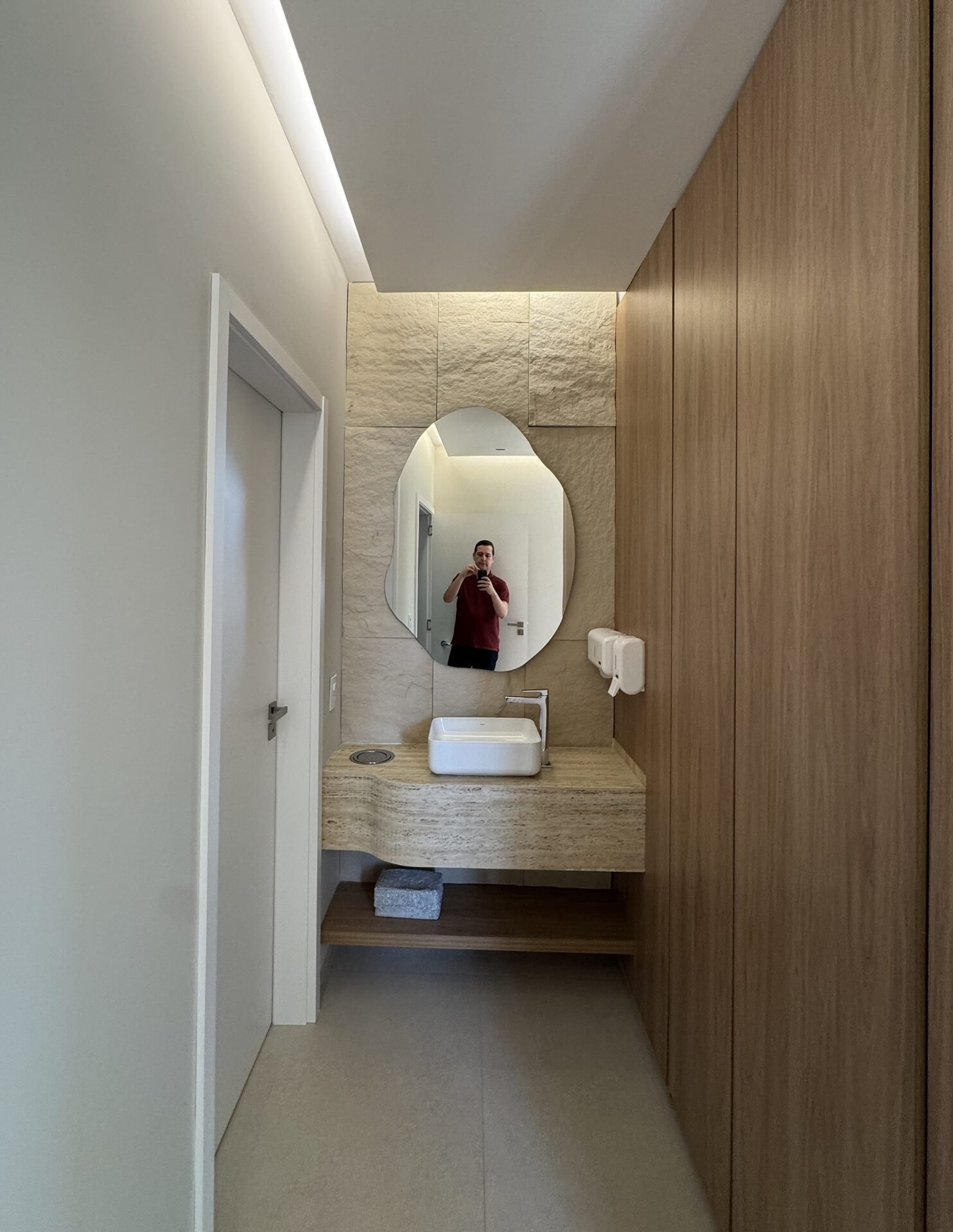 Clínica Integrata — Adamantina: detalhe da bancada e espelho do lavabo — projeto de arquitetura comercial