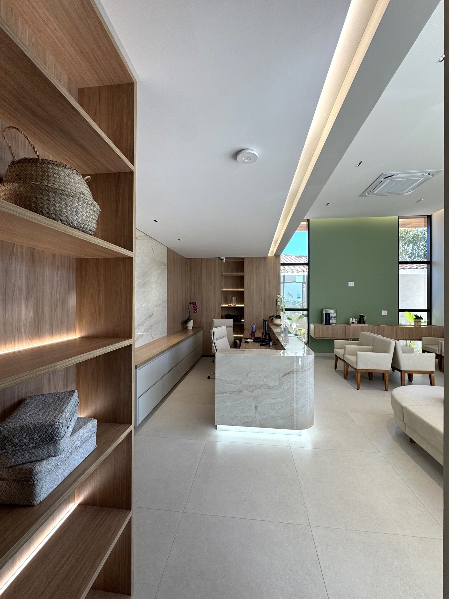 Clínica Integrata — Adamantina: marcenaria com prateleiras em madeira — projeto de arquitetura comercial