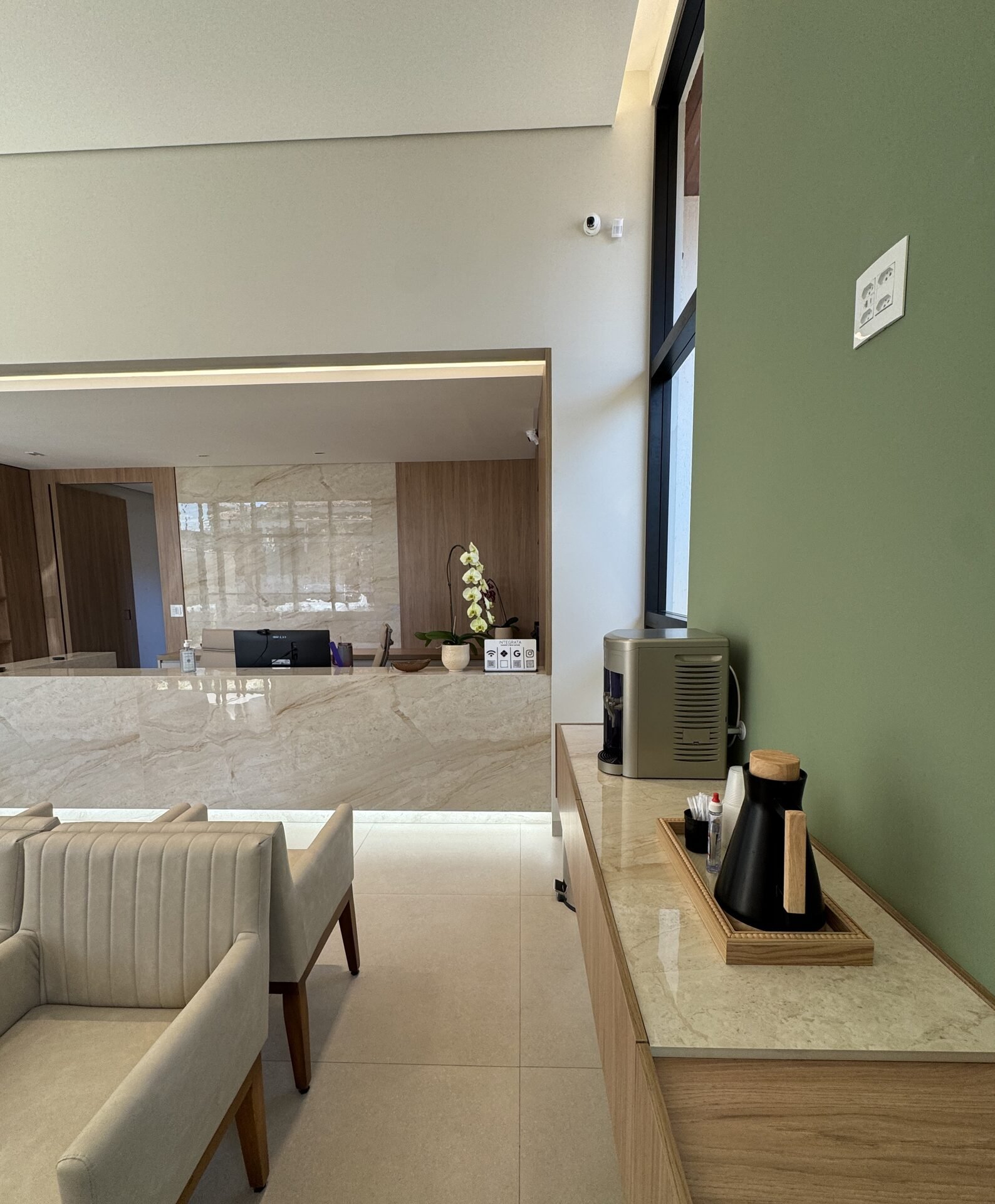 Clínica Integrata — Adamantina: detalhe do copeiro e parede verde na recepção — projeto de arquitetura comercial