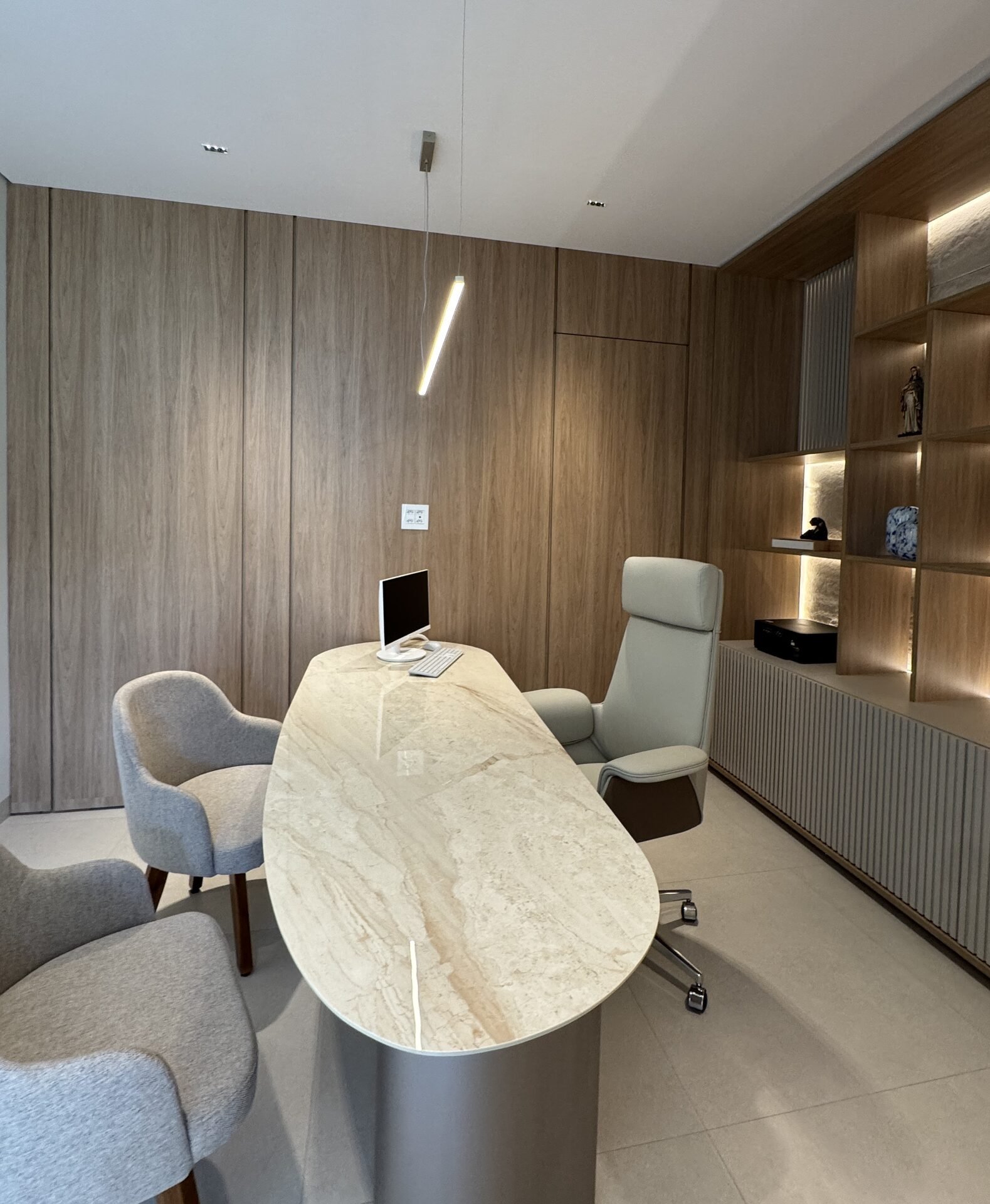 Clínica Integrata — Adamantina: sala de atendimento com mesa e poltronas — projeto de arquitetura comercial