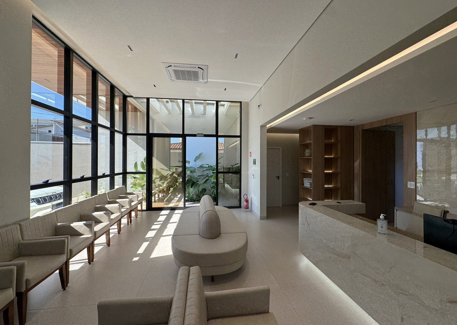 Clínica Integrata — Adamantina: vista ampla da sala de espera — projeto de arquitetura comercial
