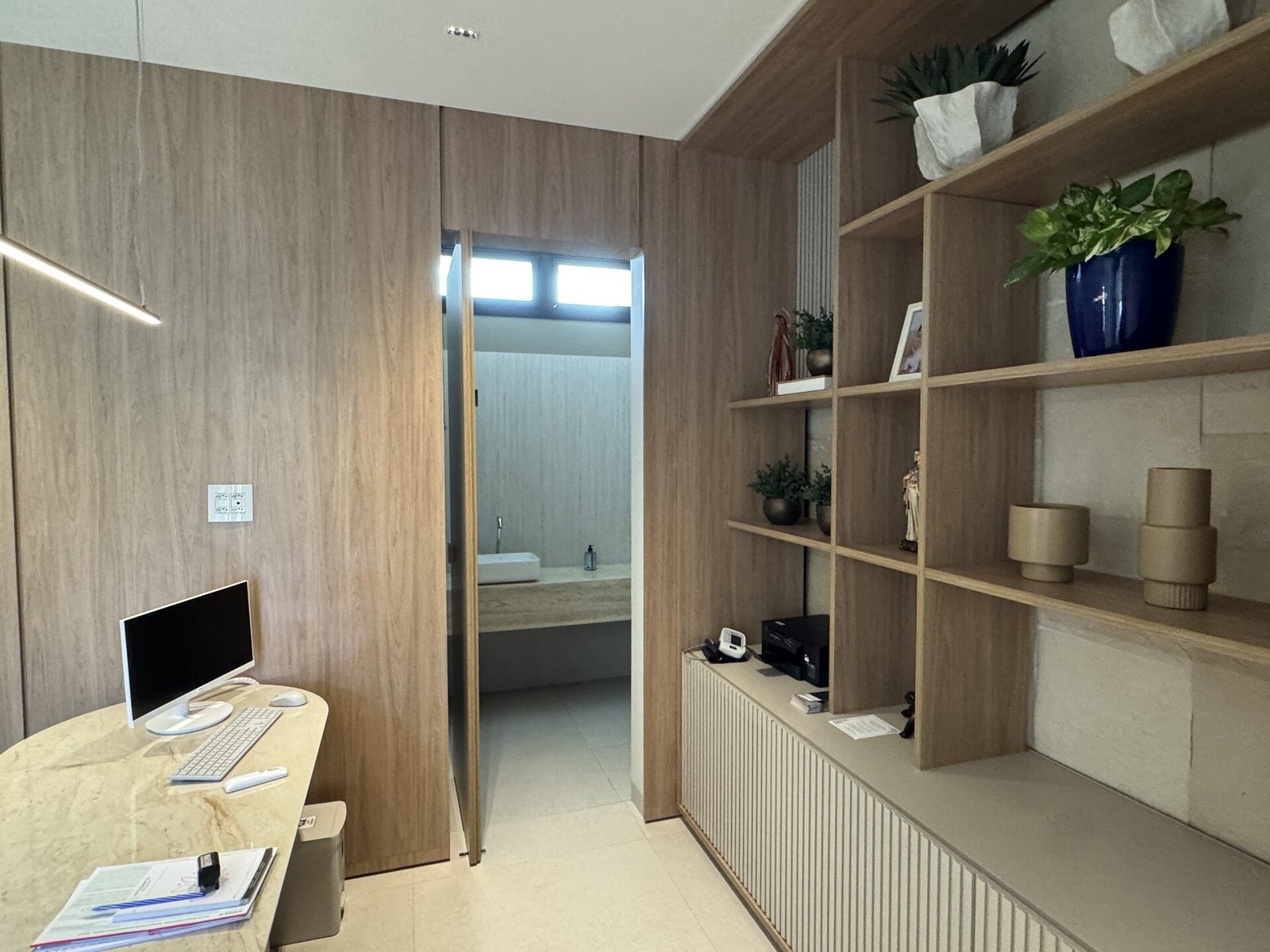 Clínica Integrata — Adamantina: sala com estante e acesso ao lavabo — projeto de arquitetura comercial