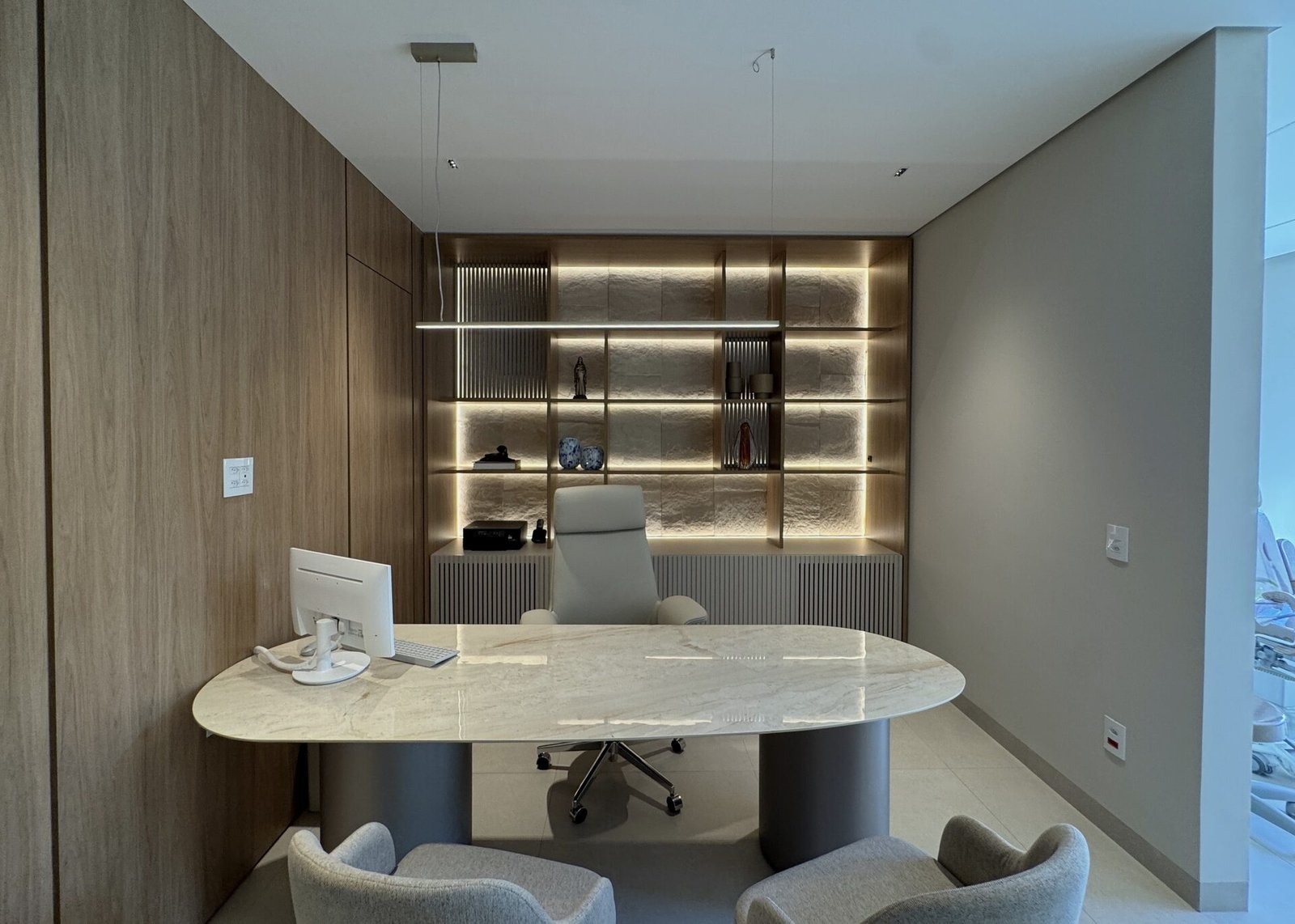 Clínica Integrata — Adamantina: sala de reunião com estante iluminada — projeto de arquitetura comercial