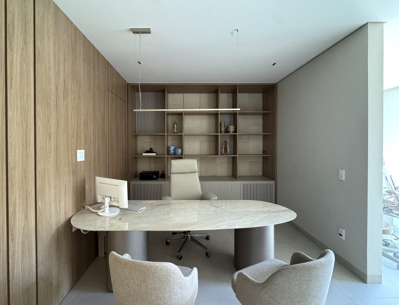 Clínica Integrata — Adamantina: sala de reunião com mesa oval em mármore — projeto de arquitetura comercial