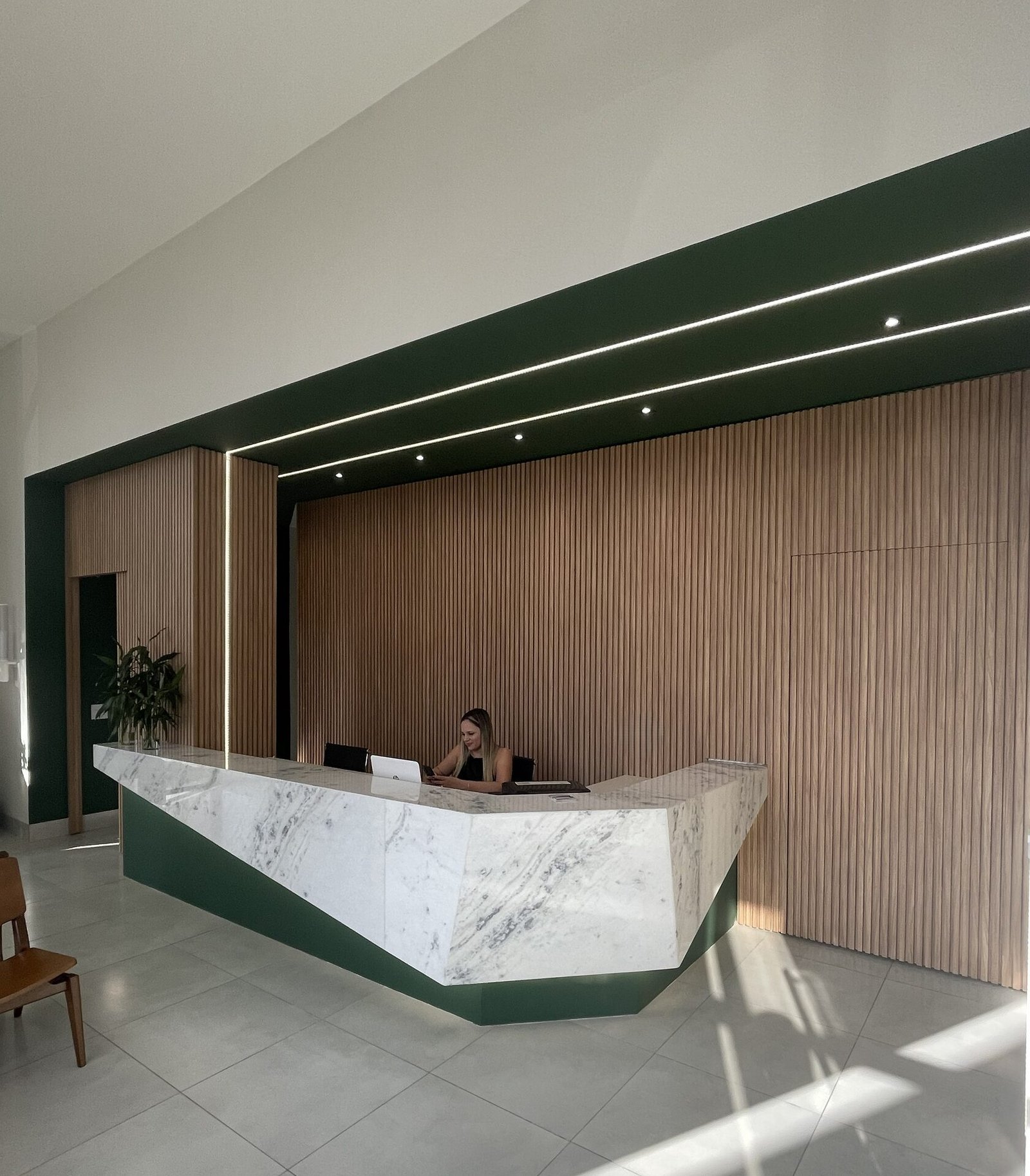 Clínica Lázaro — Osvaldo Cruz: consultorio render mesa — projeto de arquitetura comercial