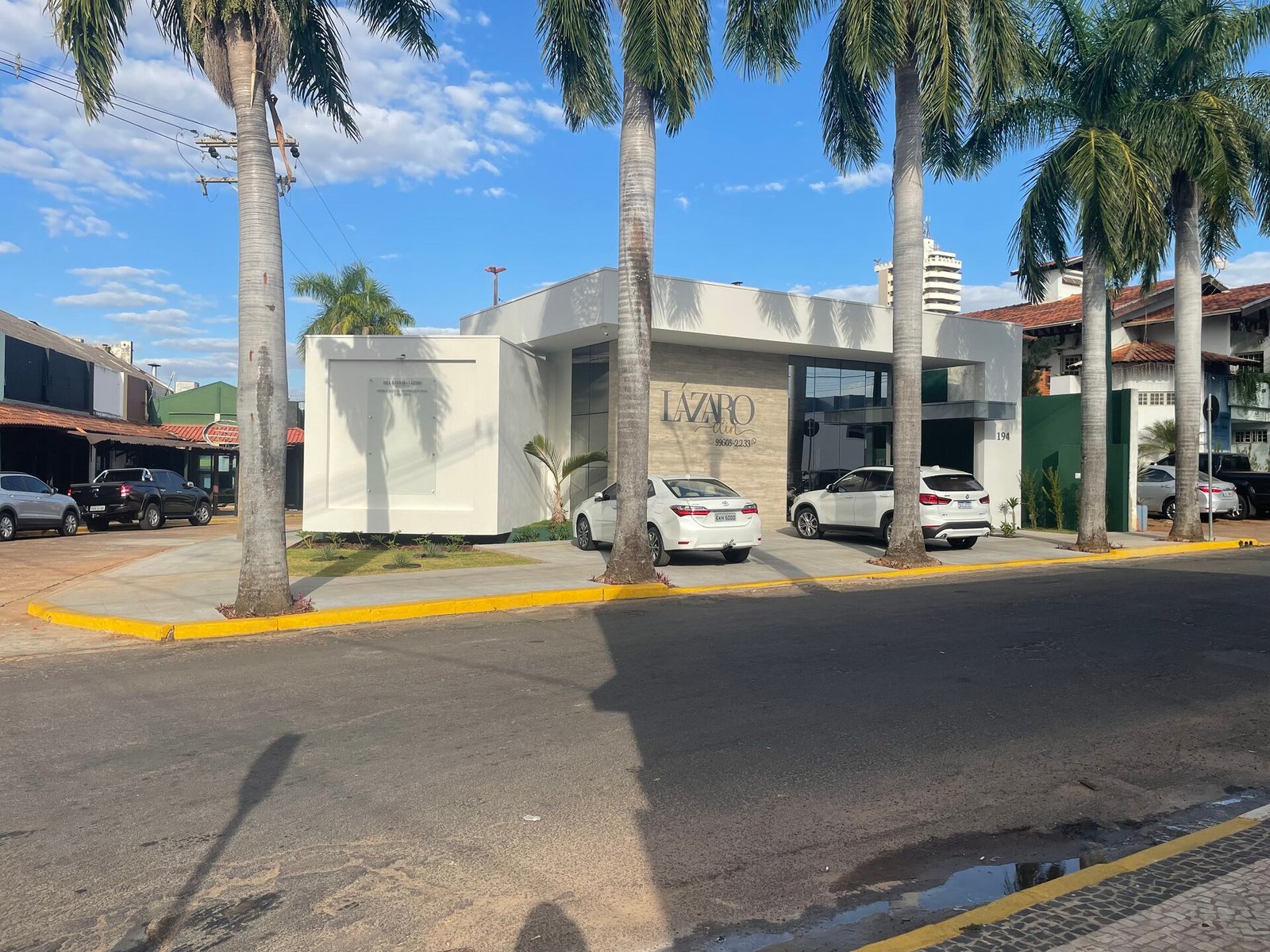 Clínica Lázaro em Osvaldo Cruz — projeto de arquitetura comercial, fachada branca moderna com marquise e revestimento em pedra