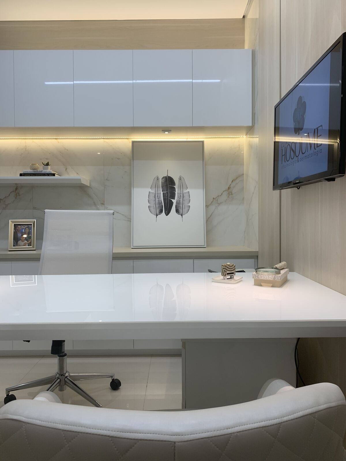 Consultório Dermatologista Nara Hosoume — Adamantina: mesa atendimento — projeto de arquitetura interiores