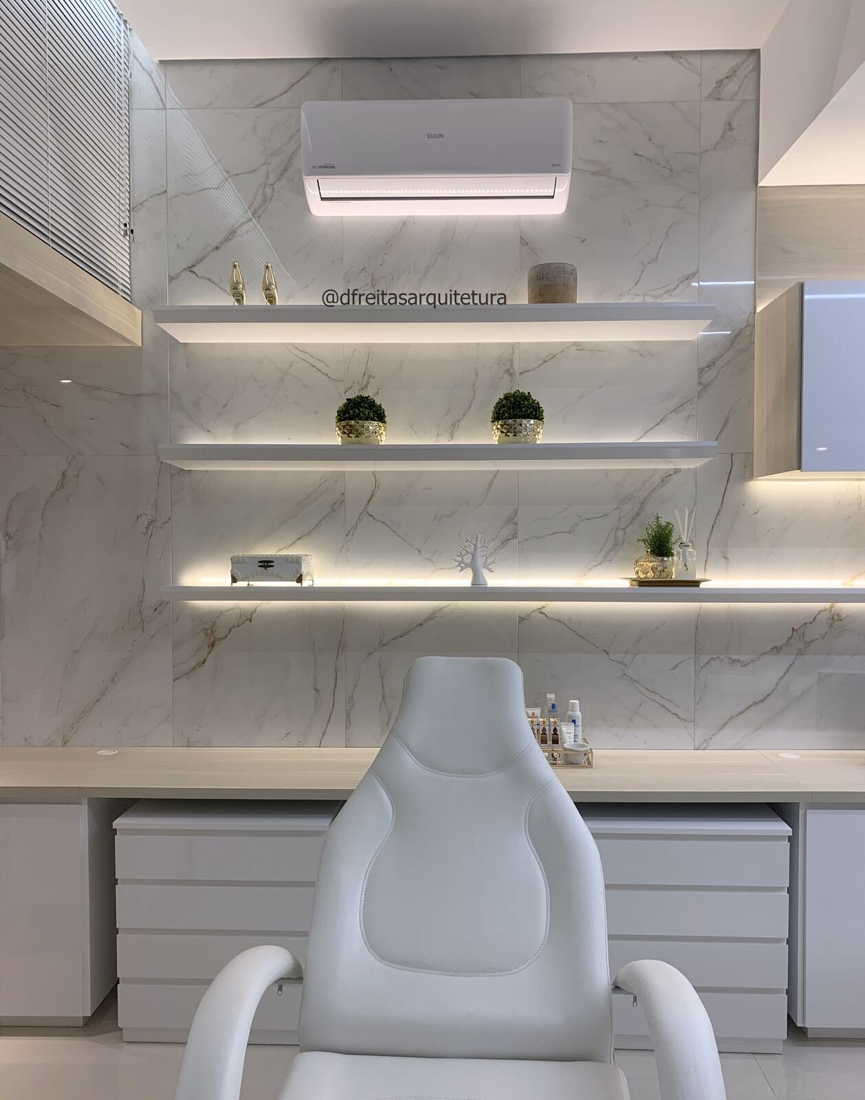 Consultório Dermatologista Nara Hosoume — Adamantina: parede marmore prateleiras — projeto de arquitetura interiores