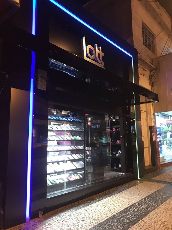 Loja Lott — Adamantina: fachada noturna — projeto de arquitetura comercial